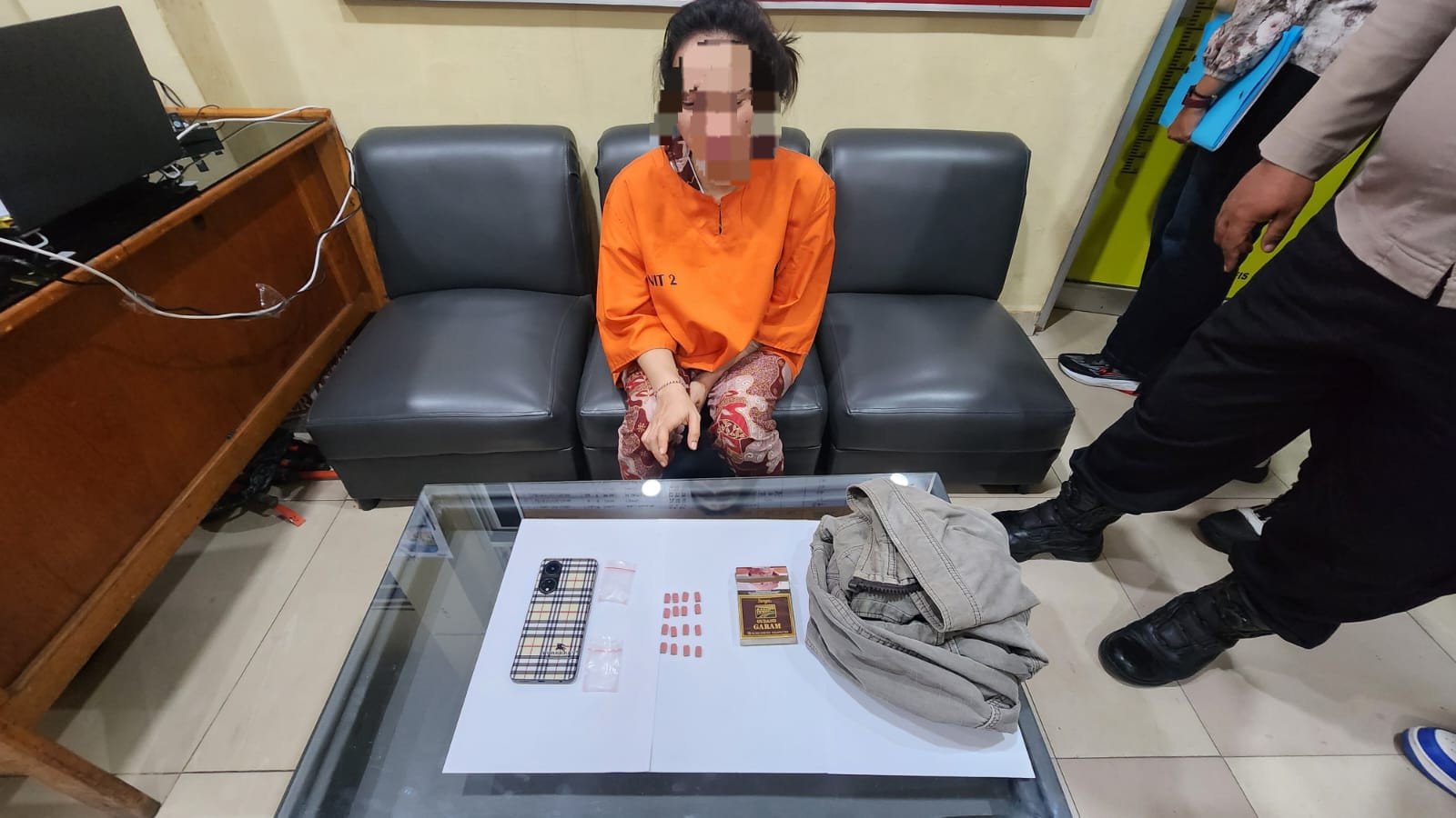 Tidur di Kamar Kos, NC Tak Berkutik Saat Polisi Temukan 16 Butir Diduga Ekstasi